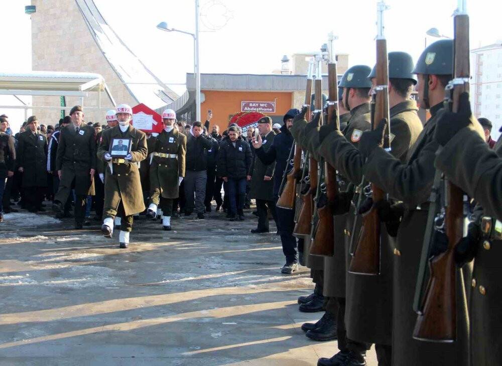Depremde bu fotoğrafta bulunan sadece bir kişi hayatta kaldı