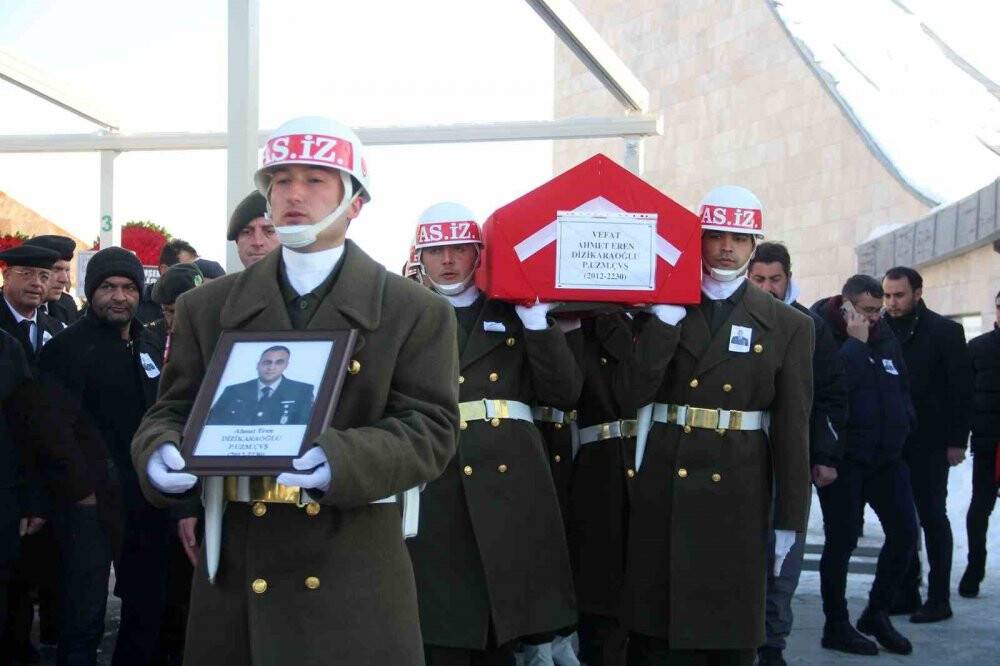 Depremde bu fotoğrafta bulunan sadece bir kişi hayatta kaldı