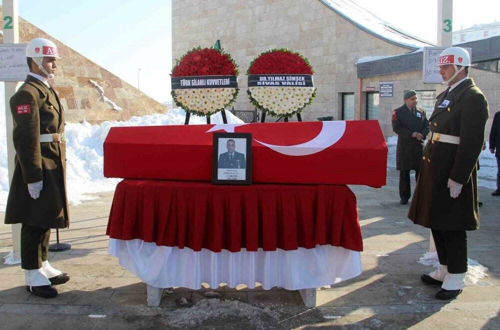 Depremde bu fotoğrafta bulunan sadece bir kişi hayatta kaldı