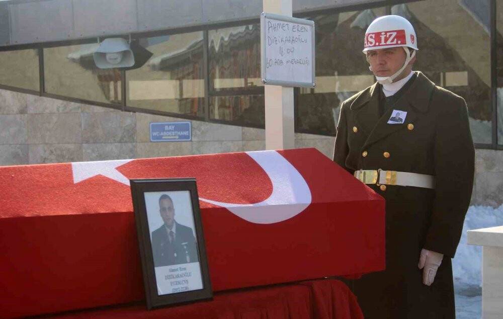 Depremde bu fotoğrafta bulunan sadece bir kişi hayatta kaldı