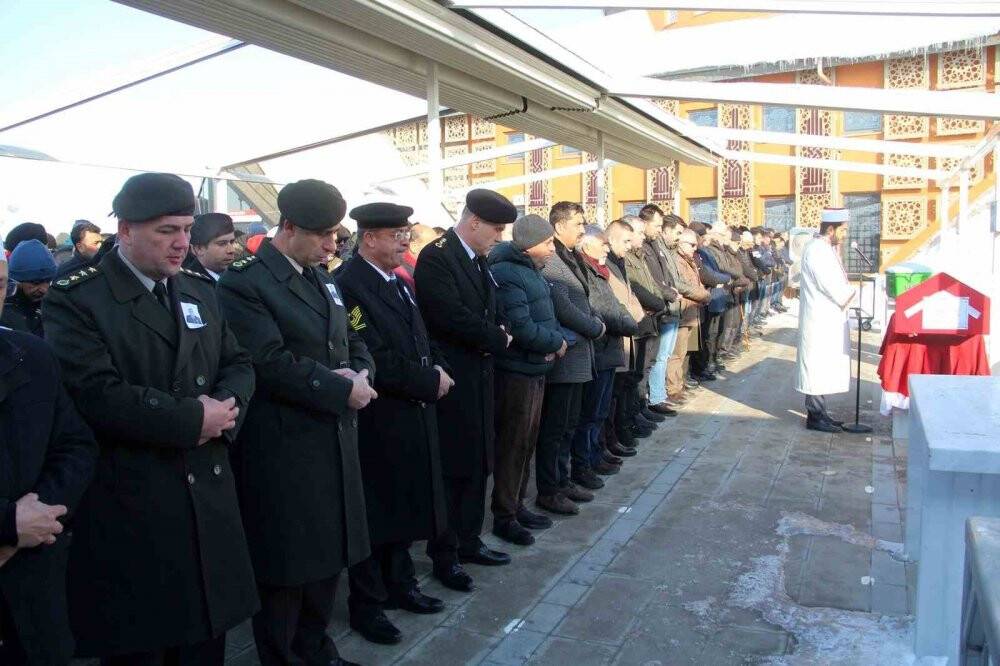 Depremde bu fotoğrafta bulunan sadece bir kişi hayatta kaldı