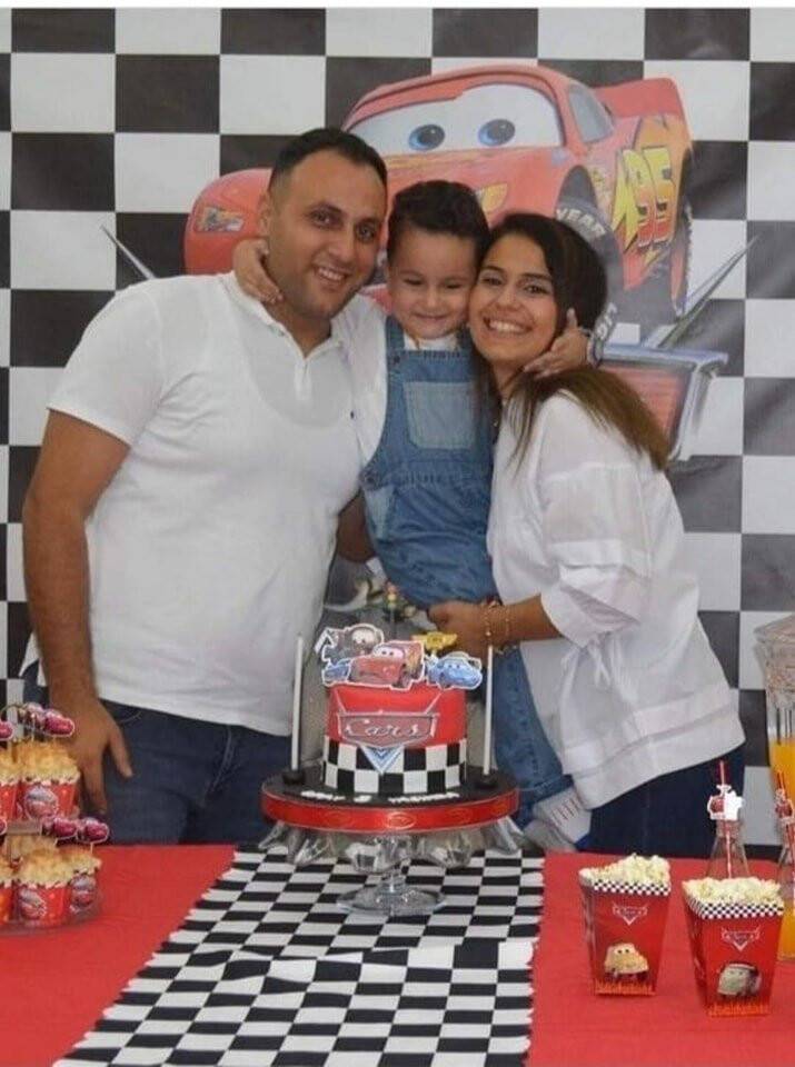 Depremde bu fotoğrafta bulunan sadece bir kişi hayatta kaldı