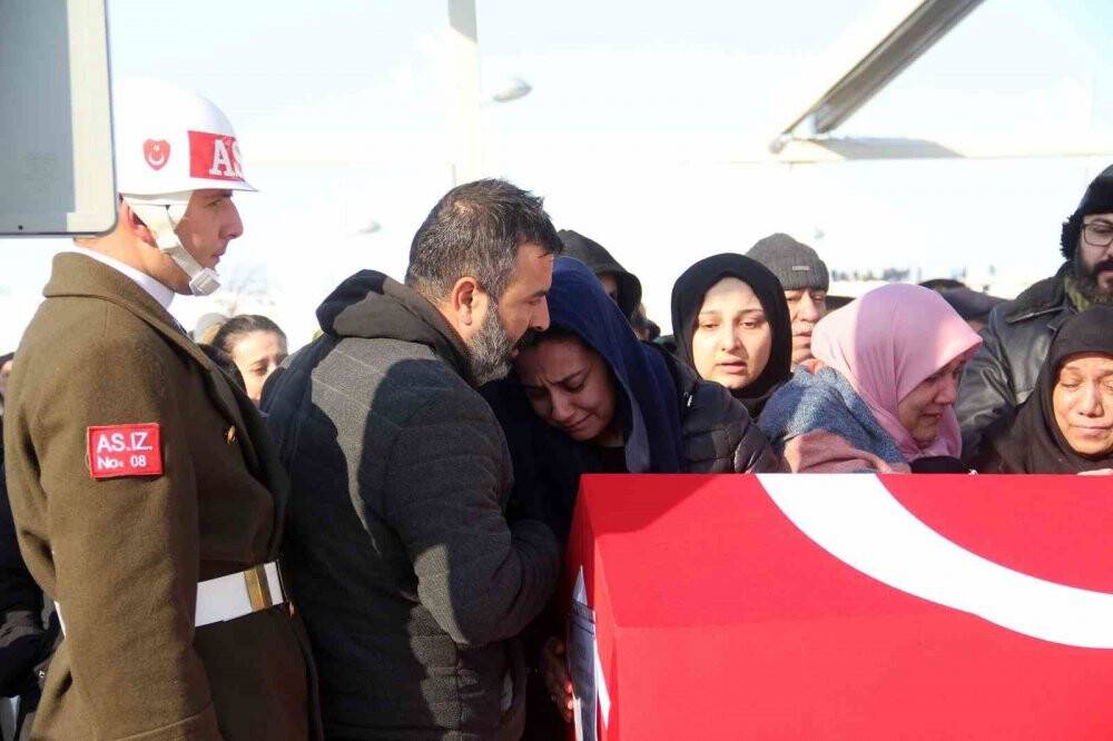 Depremde bu fotoğrafta bulunan sadece bir kişi hayatta kaldı