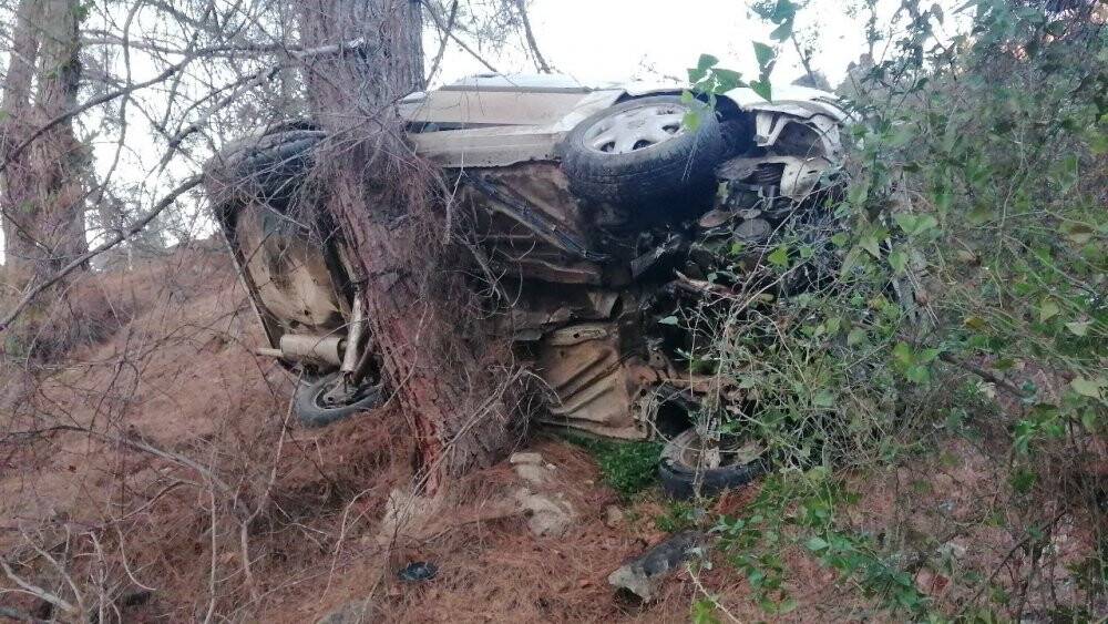 Depremzedelerin içerisinde bulunduğu otomobil şarampole yuvarlandı: Yaralılar var