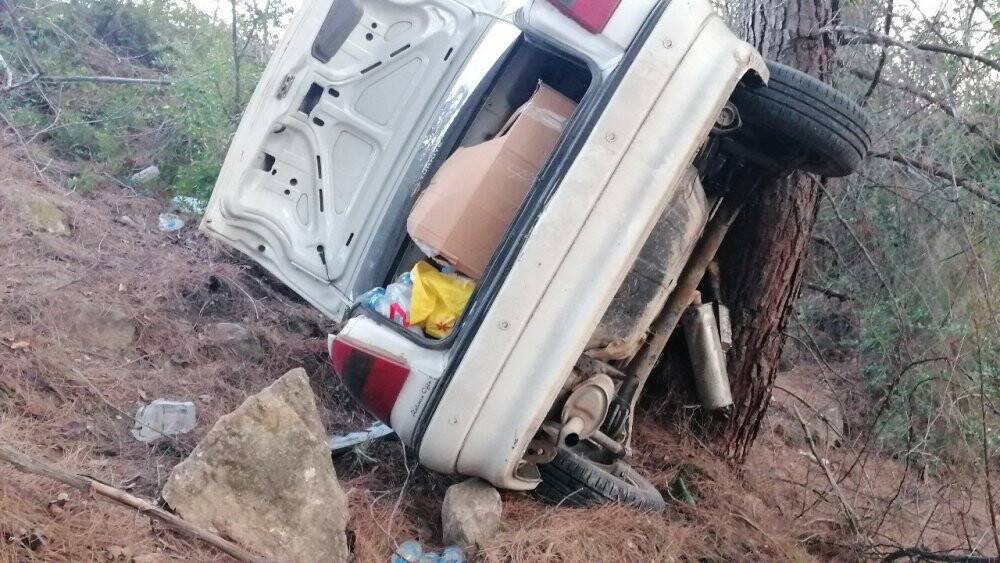 Depremzedelerin içerisinde bulunduğu otomobil şarampole yuvarlandı: Yaralılar var