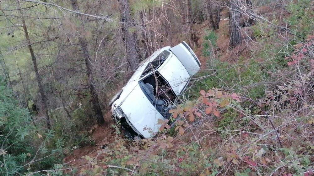 Depremzedelerin içerisinde bulunduğu otomobil şarampole yuvarlandı: Yaralılar var