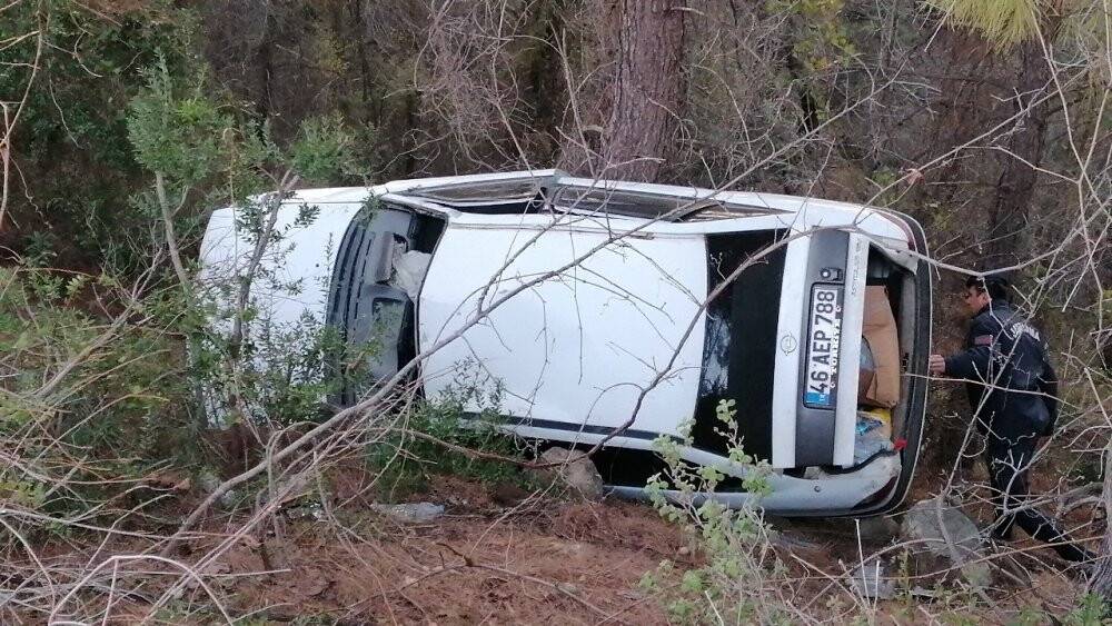 Depremzedelerin içerisinde bulunduğu otomobil şarampole yuvarlandı: Yaralılar var