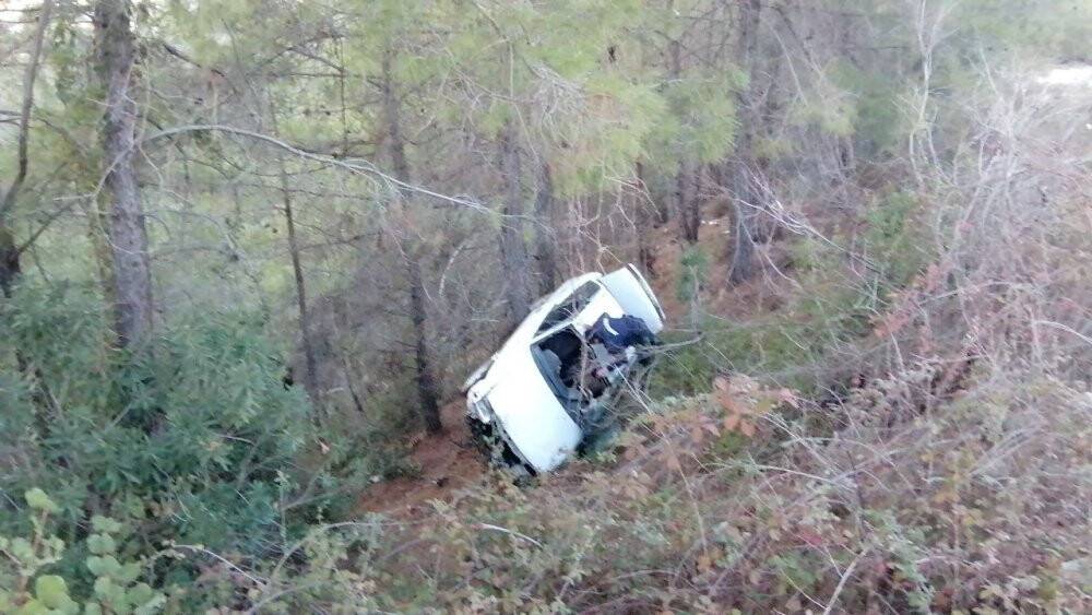 Depremzedelerin içerisinde bulunduğu otomobil şarampole yuvarlandı: Yaralılar var