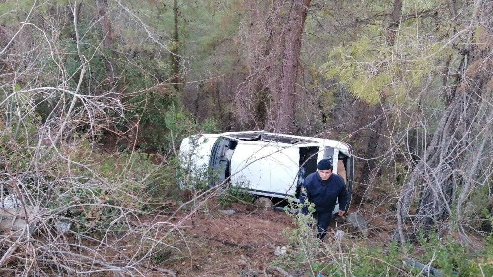 Depremzedelerin içerisinde bulunduğu otomobil şarampole yuvarlandı: Yaralılar var