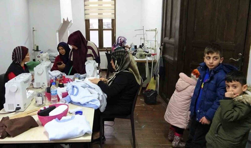 Kadın kursiyerler depremzedeler için üretiyorlar