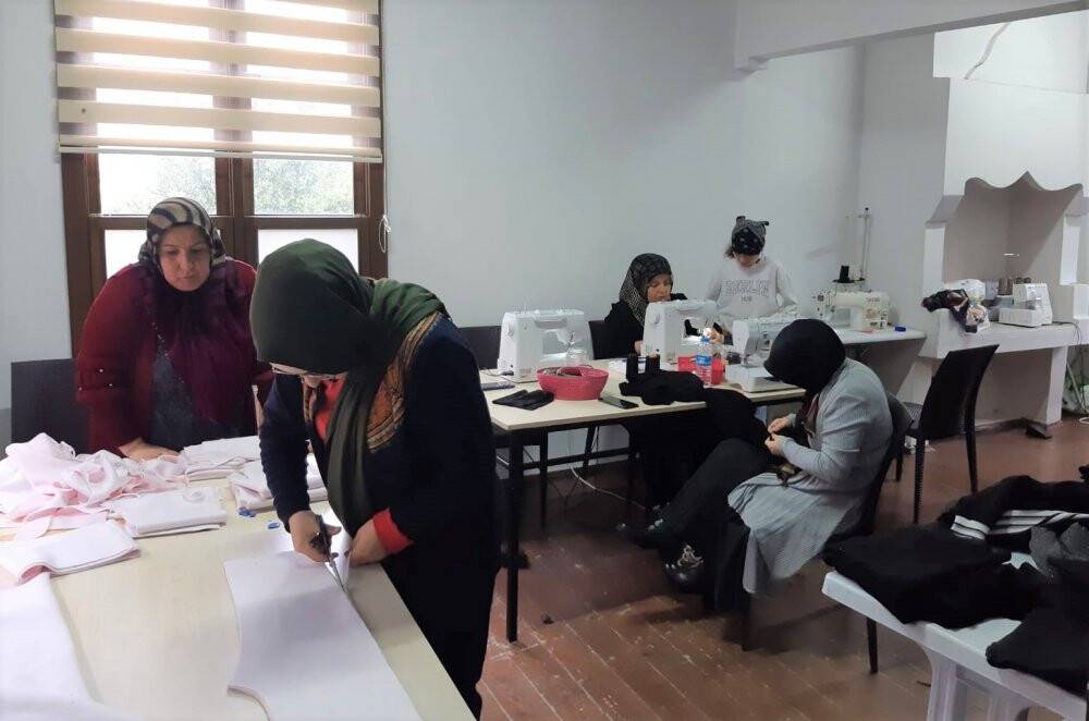 Kadın kursiyerler depremzedeler için üretiyorlar