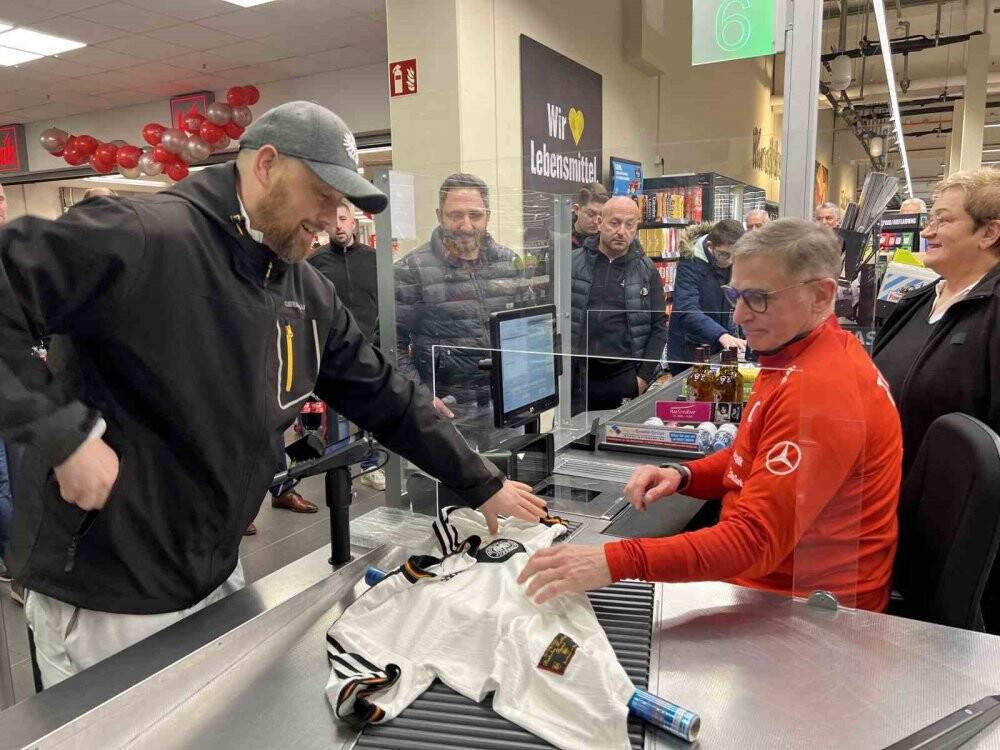 Kuntz kasiyerlik yaptı, depremzedeler için 10 bin Euro toplandı