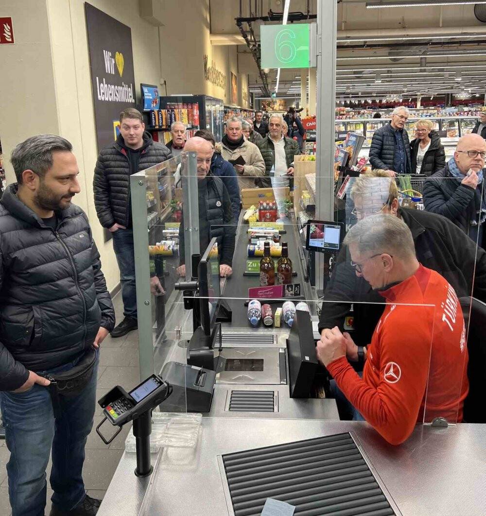 Kuntz kasiyerlik yaptı, depremzedeler için 10 bin Euro toplandı