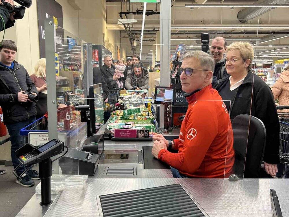 Kuntz kasiyerlik yaptı, depremzedeler için 10 bin Euro toplandı