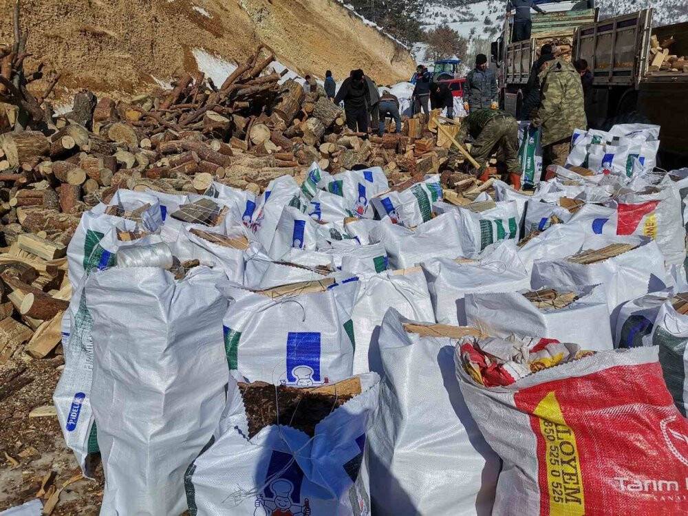 "Onlar üşürse biz donarız" diyen köylülerden odun yardımı