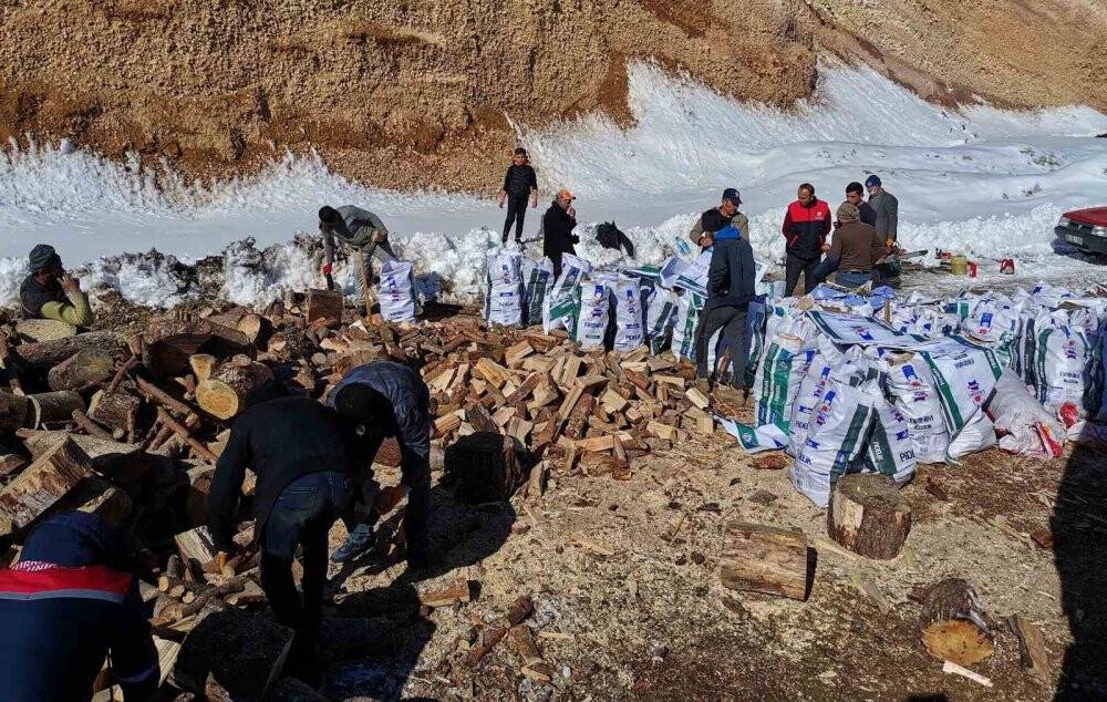 "Onlar üşürse biz donarız" diyen köylülerden odun yardımı