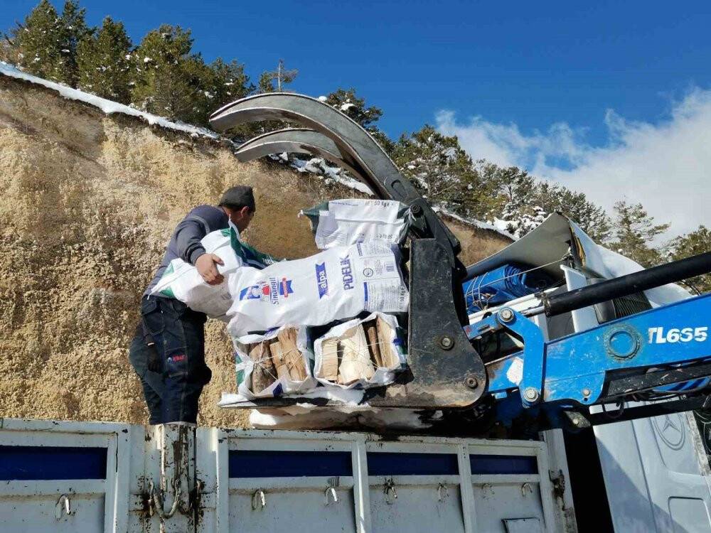 "Onlar üşürse biz donarız" diyen köylülerden odun yardımı