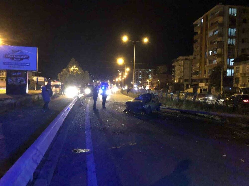 Rize’de aydınlatma direğine çarpan araç takla attı: 2 yaralı