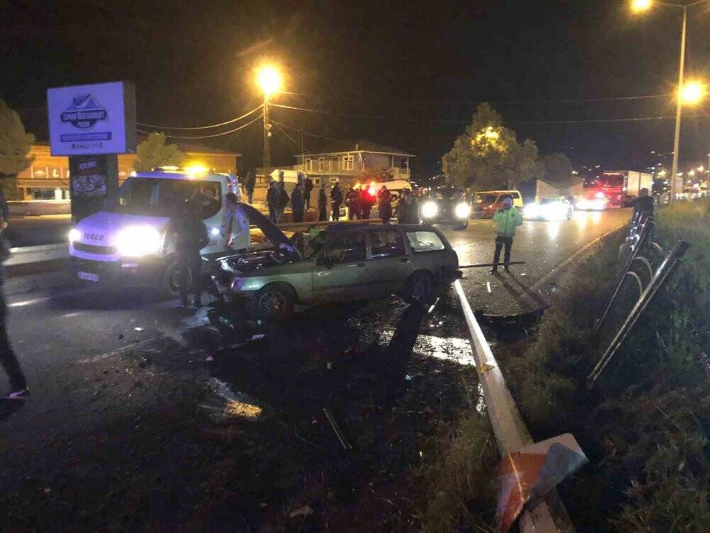 Rize’de aydınlatma direğine çarpan araç takla attı: 2 yaralı