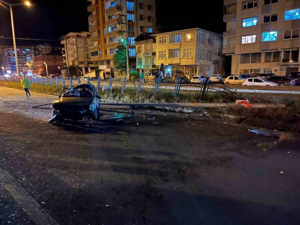 Rize’de aydınlatma direğine çarpan araç takla attı: 2 yaralı