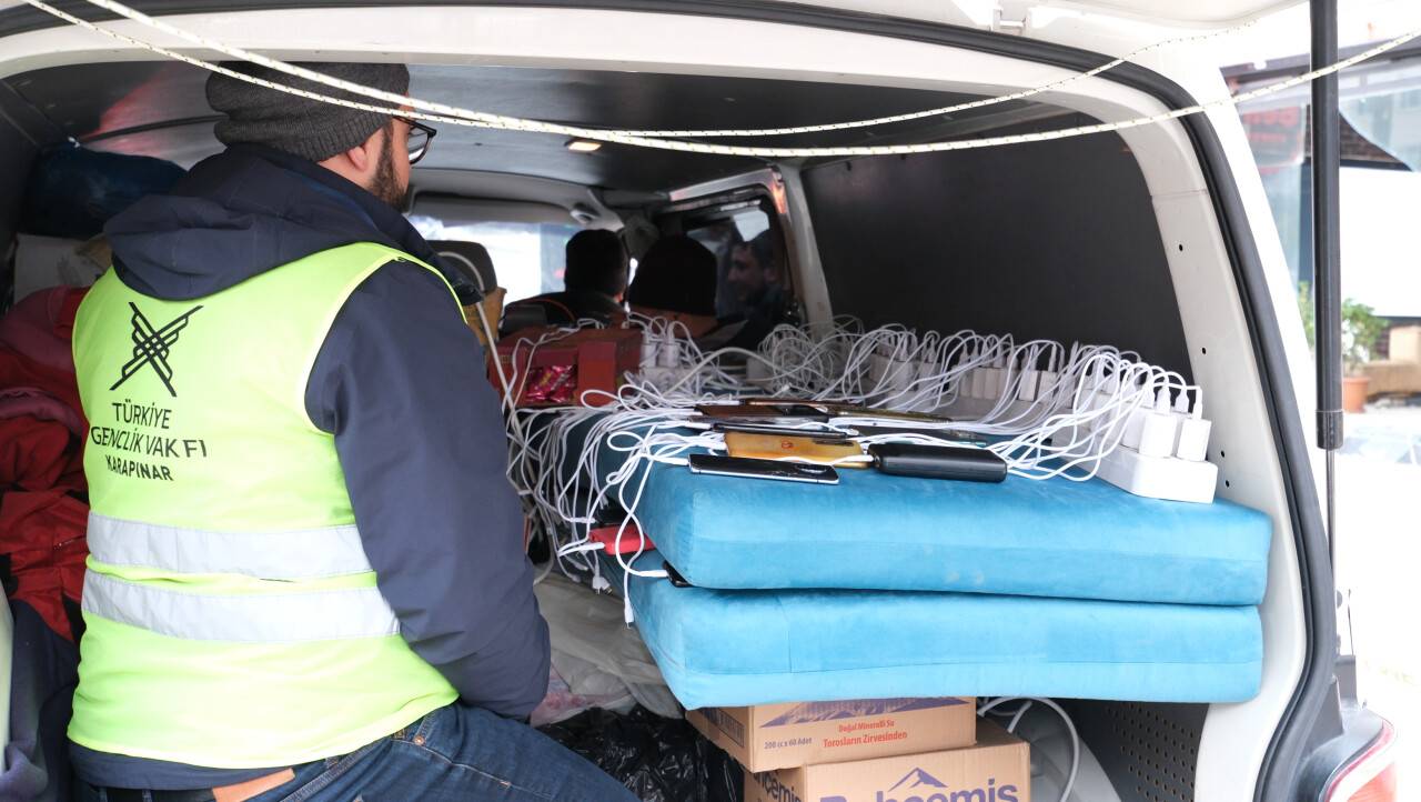 aa-20230213-30291236-30291229-karapinarli-yardimseverler-kurduklari-tasinabilir-telefon-sarj-sistemiyle-afet-bolgesinde.jpg
