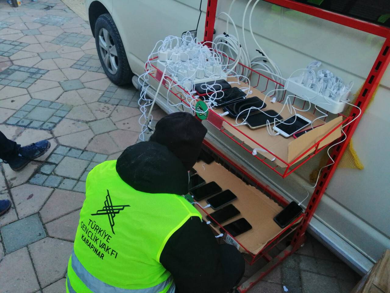 aa-20230213-30291236-30291232-karapinarli-yardimseverler-kurduklari-tasinabilir-telefon-sarj-sistemiyle-afet-bolgesinde.jpg