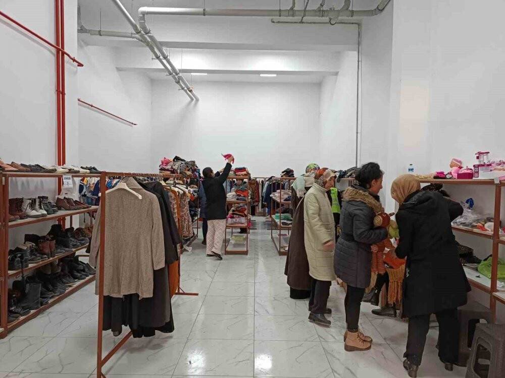 Akşehir’de depremzedeler için ücretsiz giyim mağazası açıldı