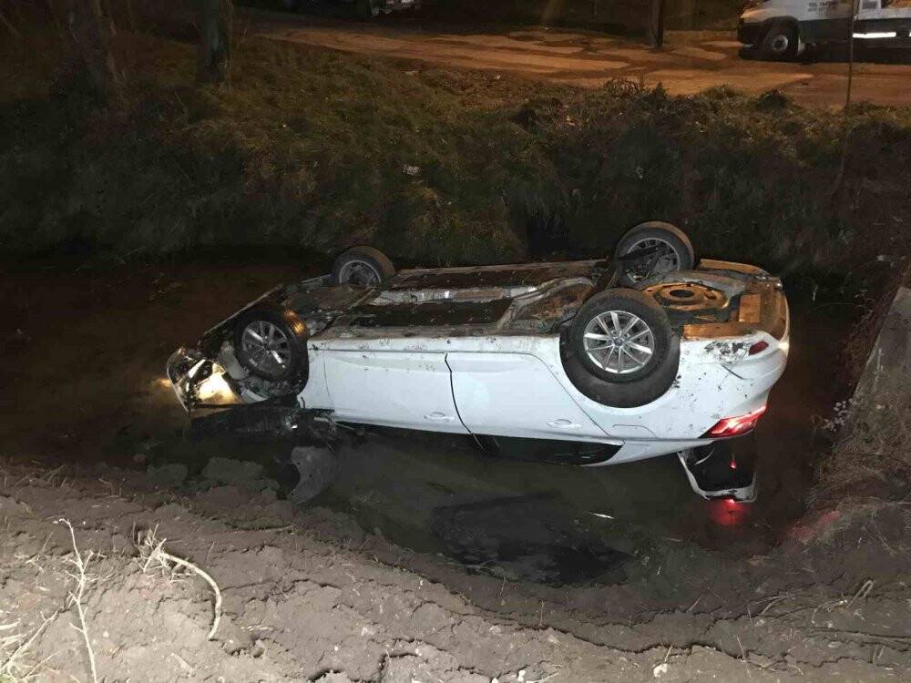 Başka araca çarpmamak için manevra yapan otomobil dereye uçtu