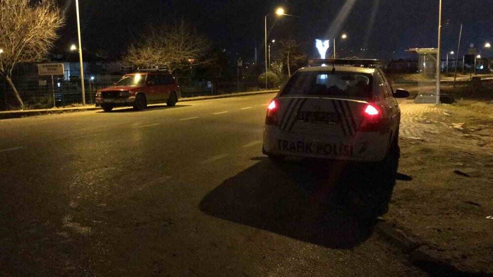 Başka araca çarpmamak için manevra yapan otomobil dereye uçtu