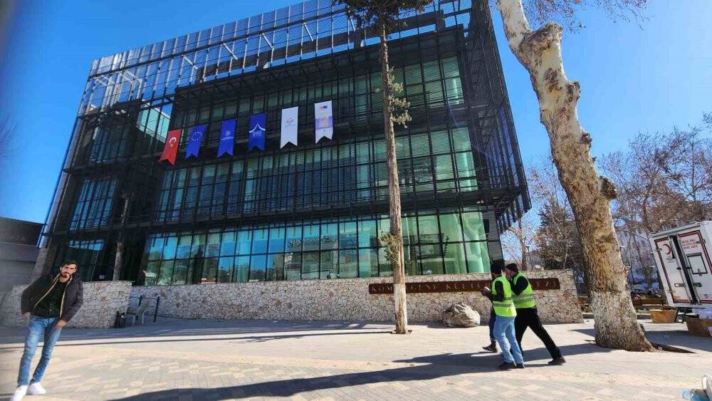 Binlerce yapının yok olduğu Adıyaman’da şaşırtan bina