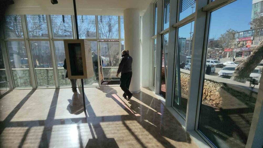 Binlerce yapının yok olduğu Adıyaman’da şaşırtan bina