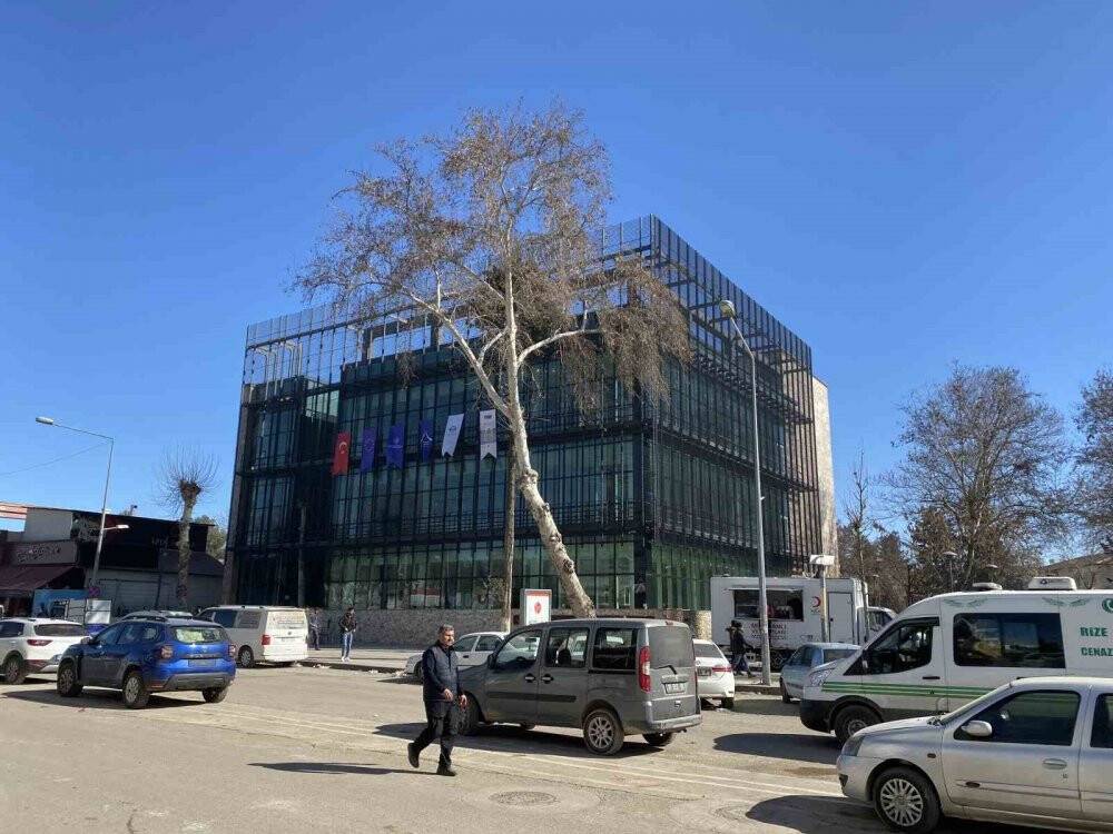 Binlerce yapının yok olduğu Adıyaman’da şaşırtan bina