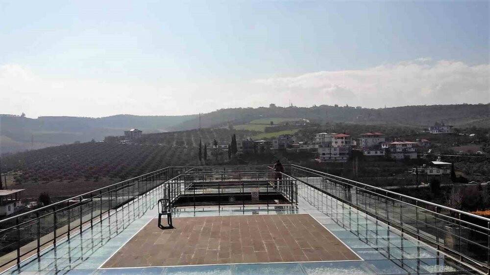 Cam teras büyük depremlere rağmen  zarar görmedi