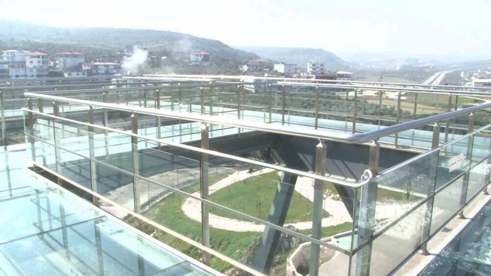 Cam teras büyük depremlere rağmen  zarar görmedi