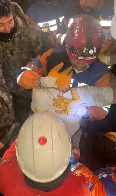 Depremden 170 saat sonra enkazın altından yürüyerek çıktı!