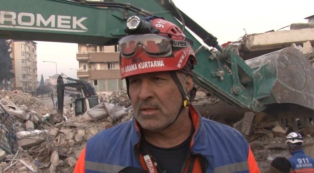 Depremden 170 saat sonra enkazın altından yürüyerek çıktı!