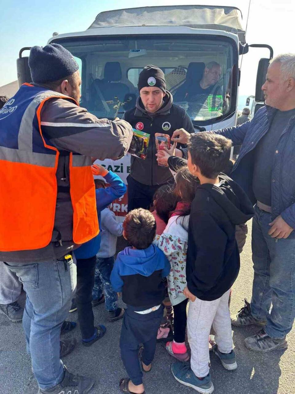 Depremzede çocukların yüzleri oyuncaklarla güldü