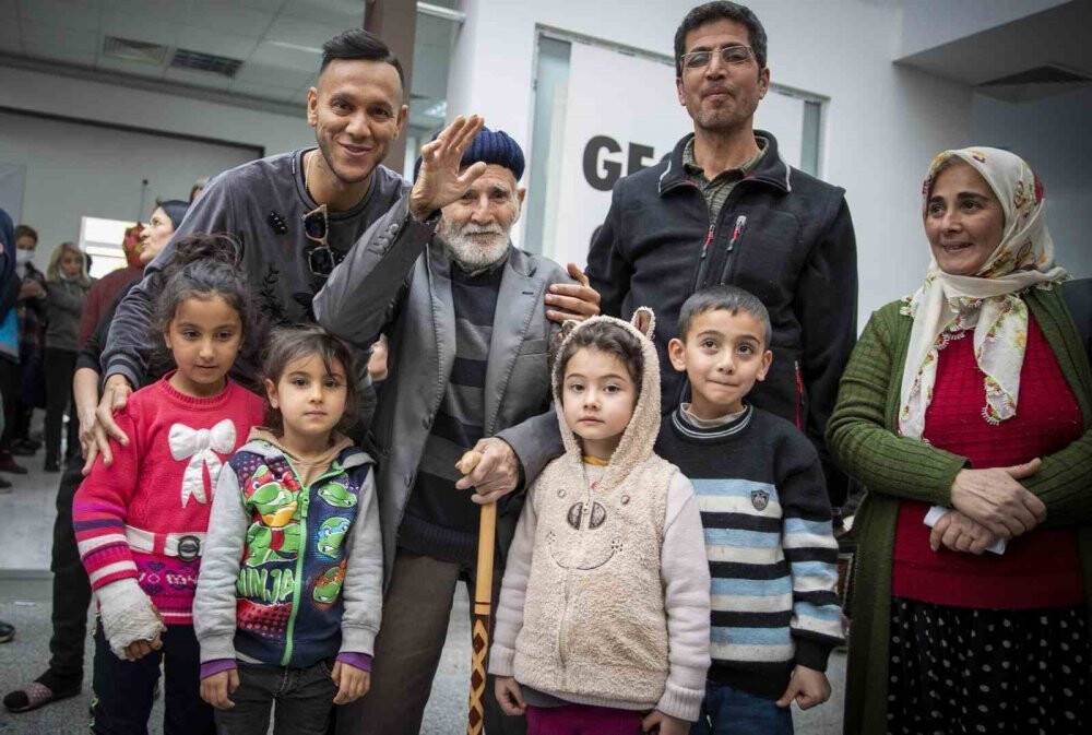 Josef De Souza Mersin’de depremzedeleri ziyaret etti