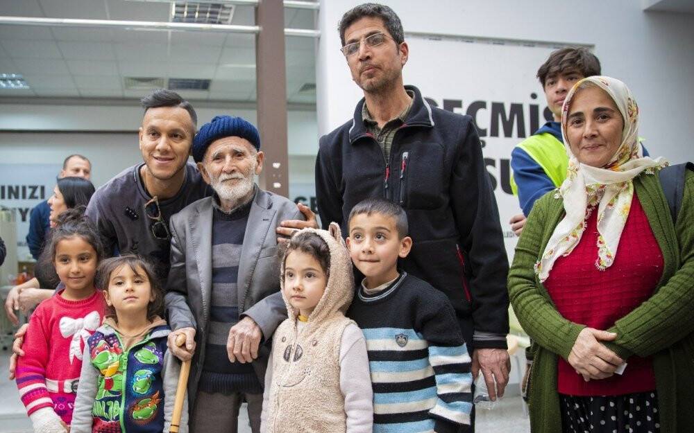 Josef De Souza Mersin’de depremzedeleri ziyaret etti