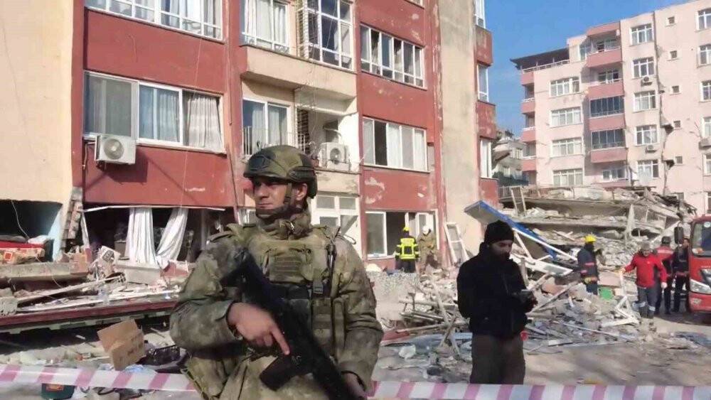 Komandolar deprem bölgesinde