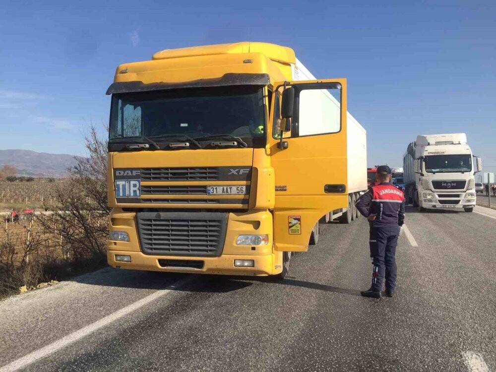 Manisa’da işçi servisine tır çarptı: 17 yaralı
