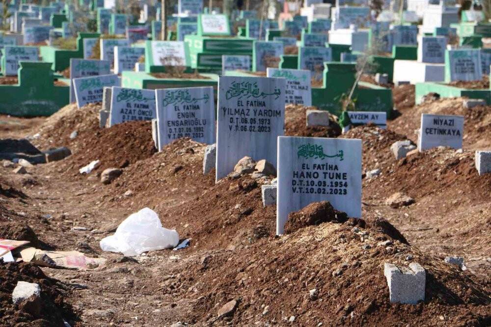 Onlarca mezar açıldı, aynı aileler ve komşuları yan yana defin edildi