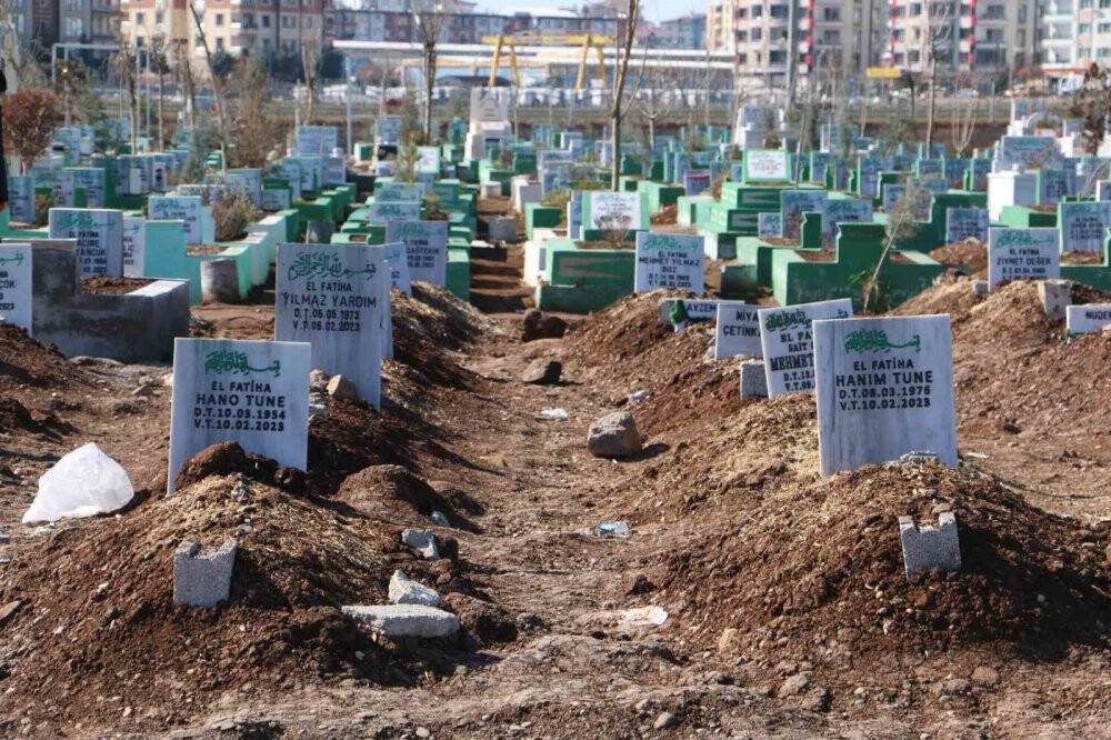 Onlarca mezar açıldı, aynı aileler ve komşuları yan yana defin edildi