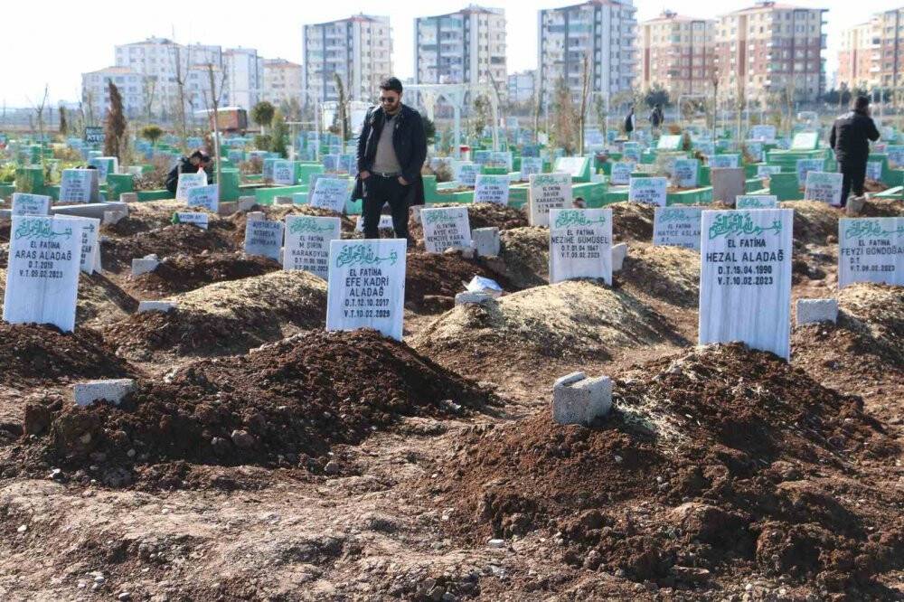 Onlarca mezar açıldı, aynı aileler ve komşuları yan yana defin edildi