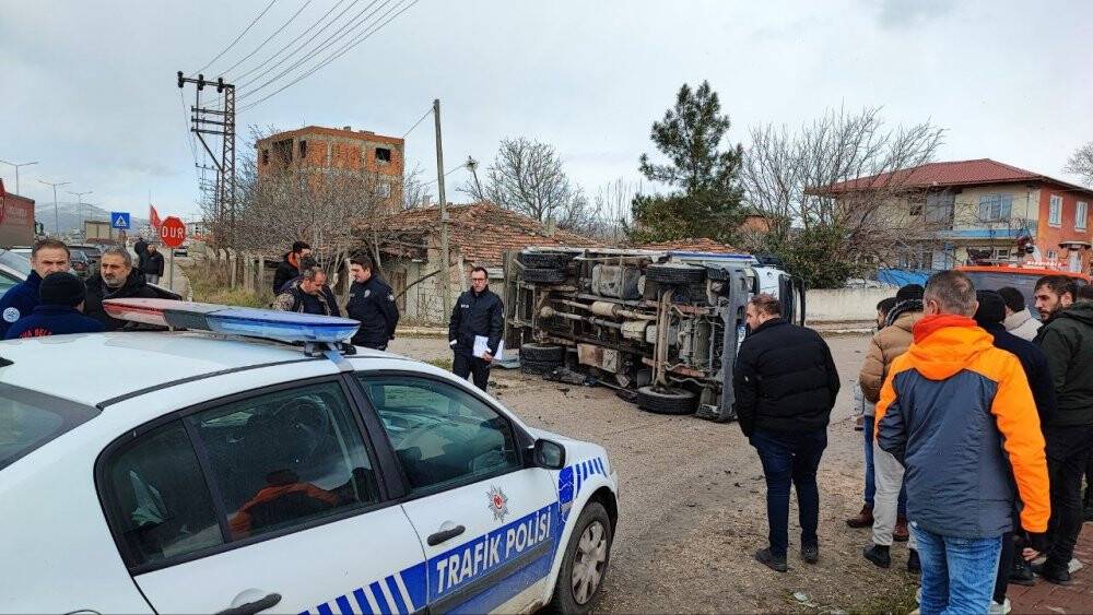 Otomobille çarpışarak yan yattı