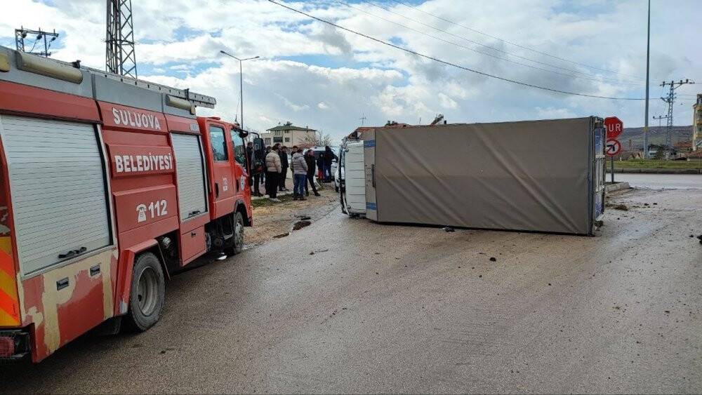 Otomobille çarpışarak yan yattı