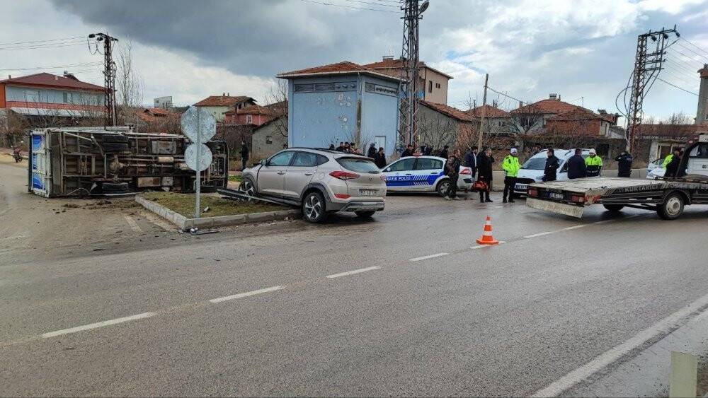 Otomobille çarpışarak yan yattı