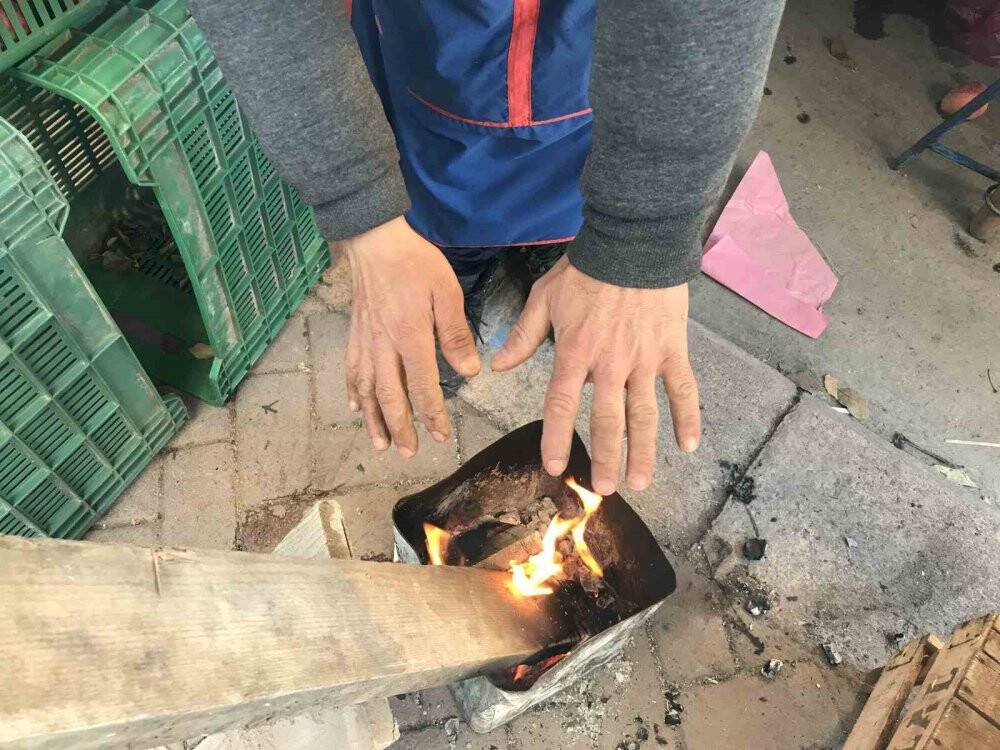 Pazar esnafı ısınabilmek için ateş yakıyor