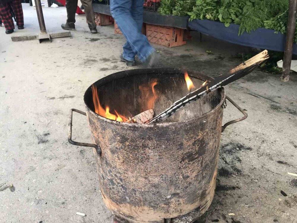 Pazar esnafı ısınabilmek için ateş yakıyor