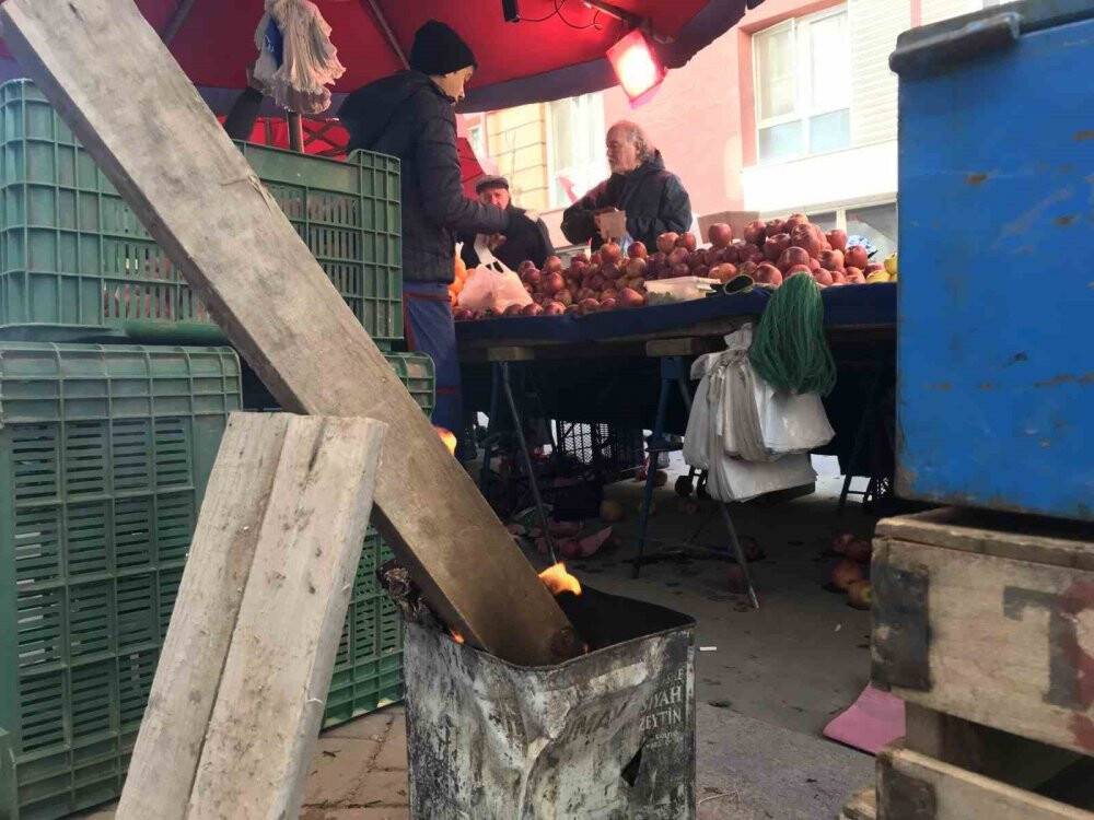 Pazar esnafı ısınabilmek için ateş yakıyor